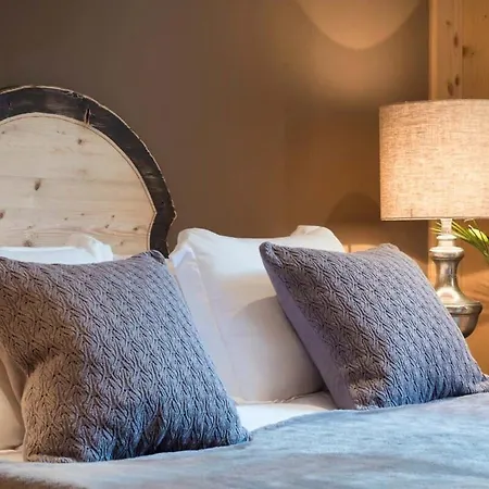 Elegant Alpine With فيلة